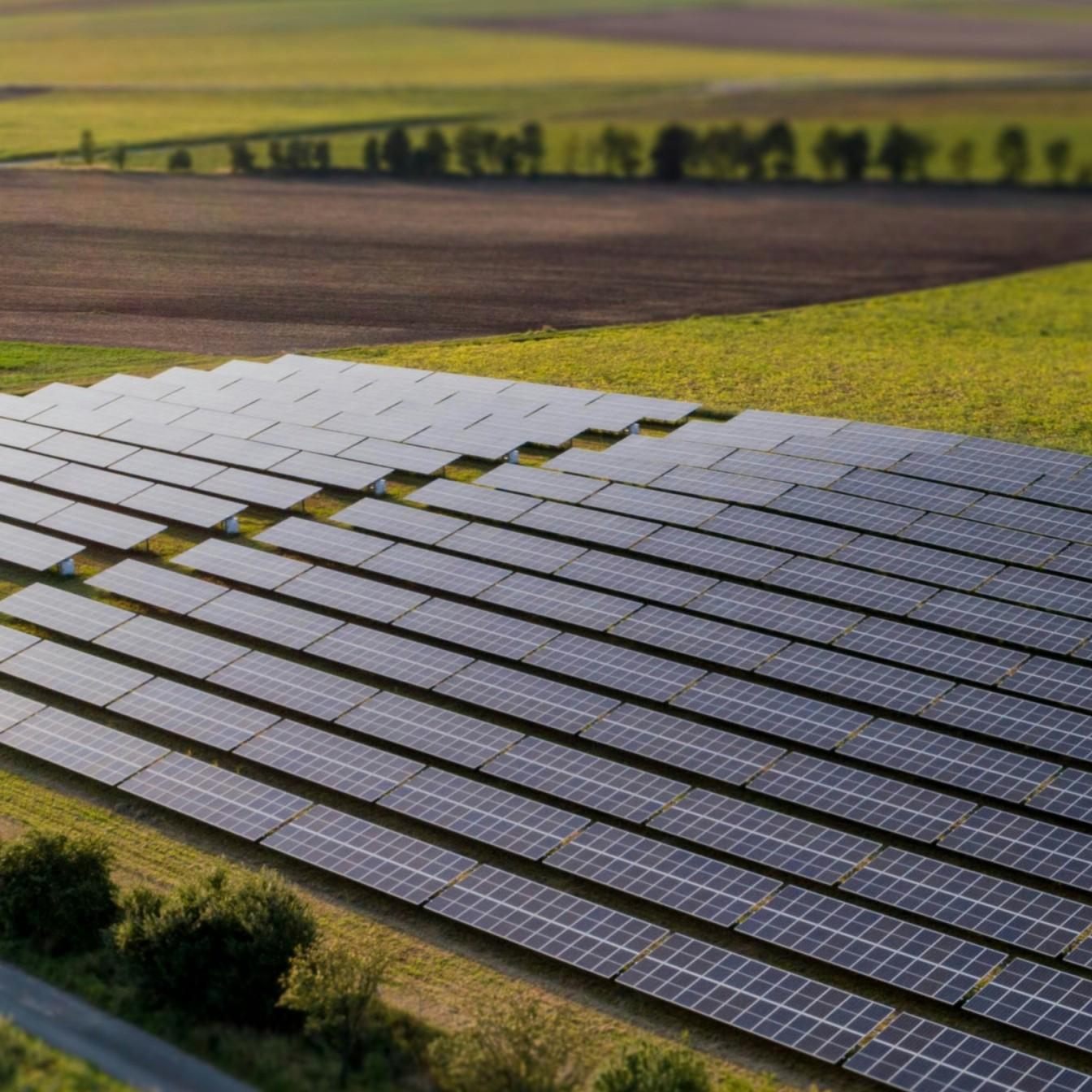 Optimieren Sie Solarsysteme mit der PV-Array-Combiner-Box